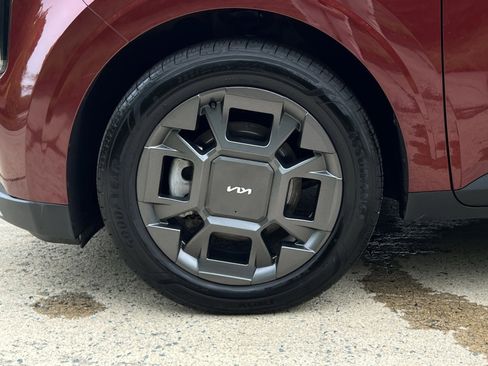 Used 2025 Kia Carnival EX FWD image 25
