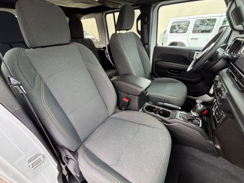 Used 2025 Jeep Wrangler Sahara image 36