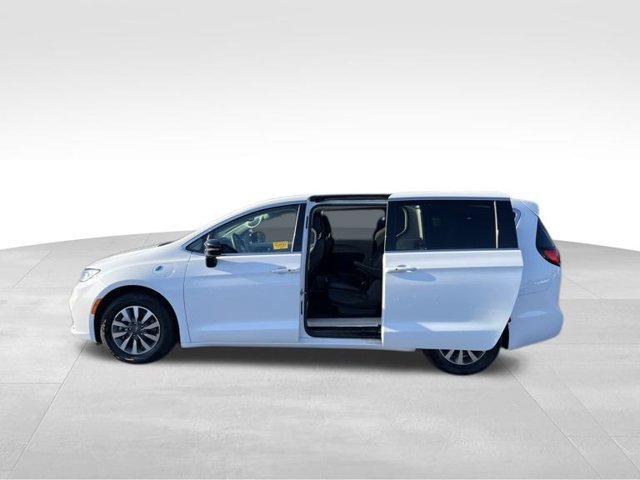 Used 2024 Chrysler Pacifica Limited FWD image 3