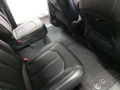 Used 2025 Chrysler Pacifica Select image 11