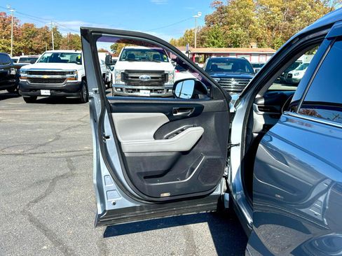 Used 2021 Toyota Highlander XLE image 14