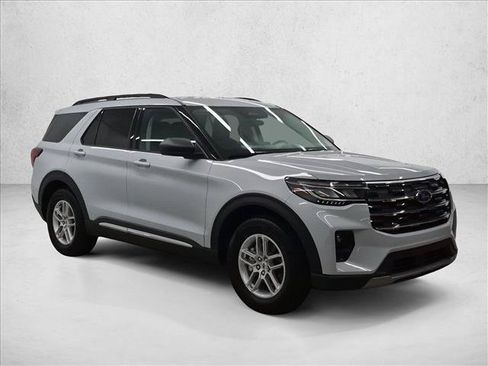 Used 2025 Ford Explorer Active w/ Active Comfort Package RWD image 3