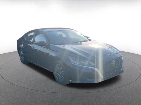 Used 2025 Nissan Altima 2.5 SV image 8