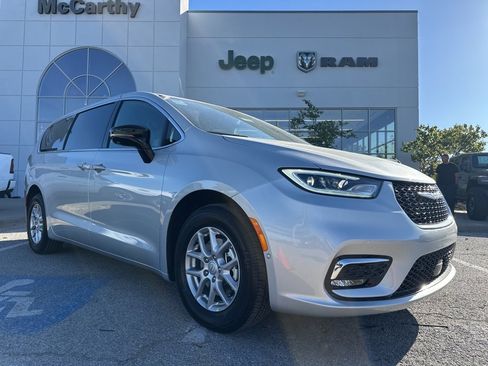 New 2026 Chrysler Pacifica Select image 1