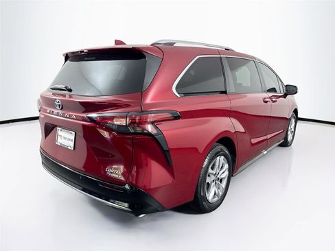 Used 2023 Toyota Sienna Limited FWD image 2