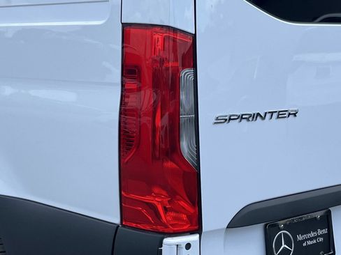 Used 2024 Mercedes-Benz Sprinter 2500 image 9
