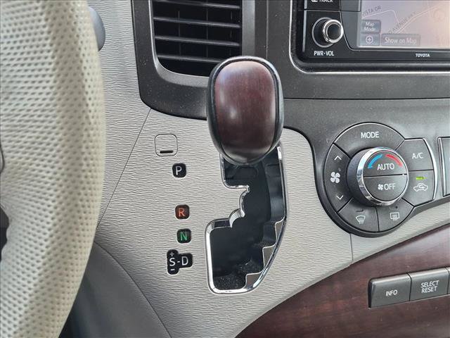 Used 2014 Toyota Sienna XLE FWD image 11