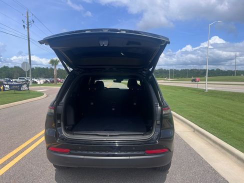 Used 2025 Jeep Grand Cherokee Altitude RWD image 4