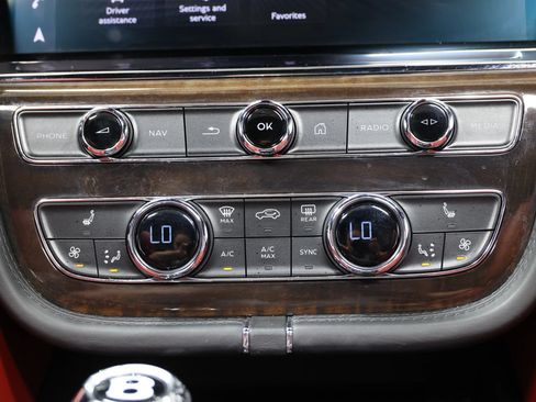 Used 2022 Bentley Bentayga AWD/4WD image 43