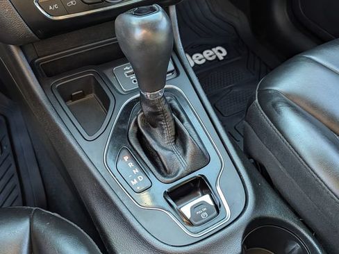 Used 2021 Jeep Cherokee Latitude Plus FWD image 27