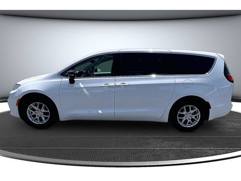 Used 2024 Chrysler Pacifica Touring-L FWD image 16