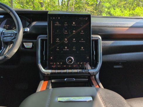 Used 2025 GMC Yukon XL Denali AWD/4WD image 21