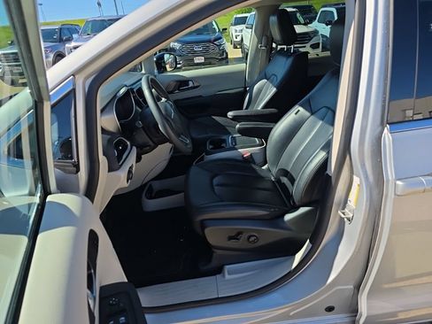 Used 2024 Chrysler Pacifica Touring-L FWD image 9
