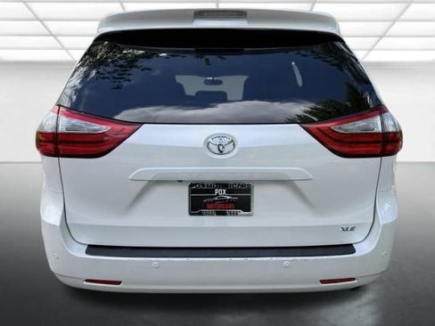 Used 2017 Toyota Sienna XLE Premium FWD image 4