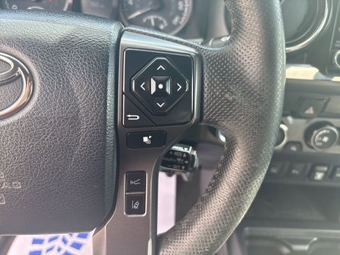 Used 2020 Toyota Tacoma TRD Off-Road w/ Technology Package AWD/4WD image 19