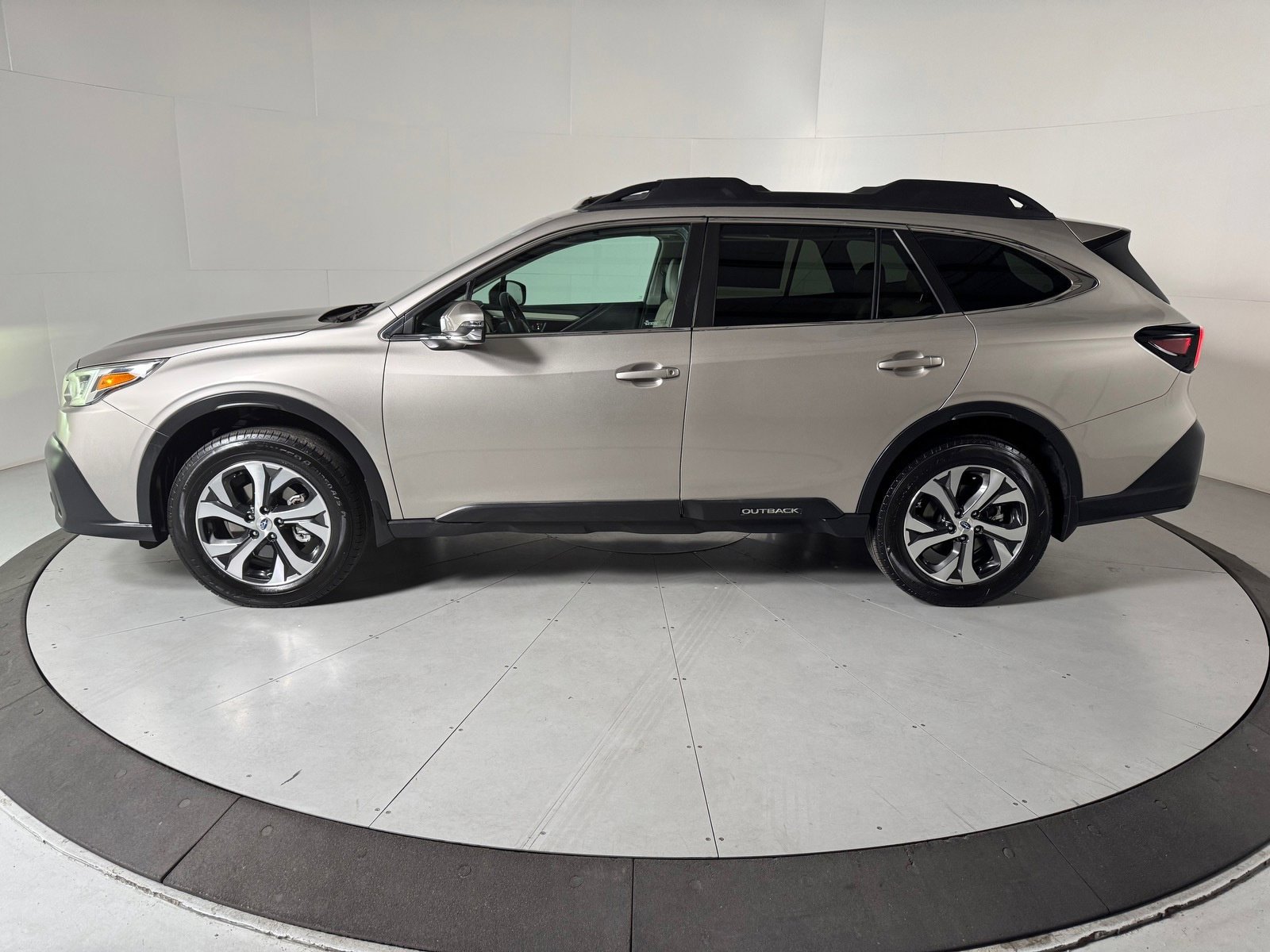 Used 2020 Subaru Outback Limited w/ Popular Package #2 AWD/4WD image 2