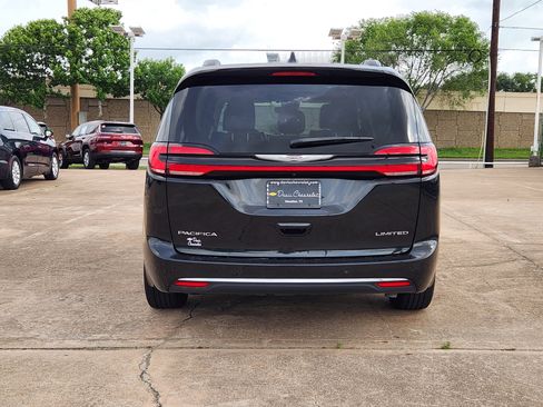 Used 2023 Chrysler Pacifica Limited FWD image 7