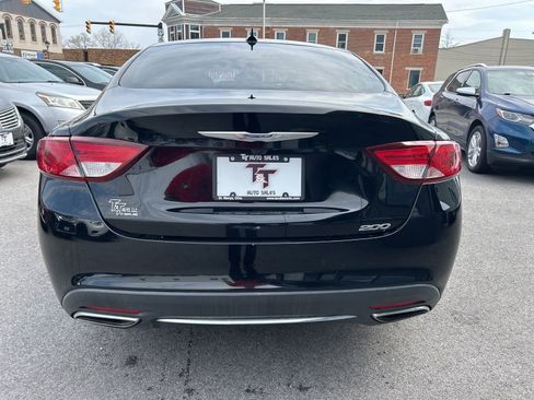 Used 2017 Chrysler 200 Limited Platinum w/ Comfort & Convenience Group FWD image 4