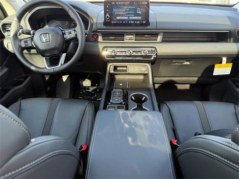 New 2025 Honda Pilot Touring image 8
