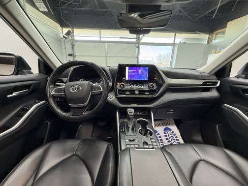 Used 2024 Toyota Highlander XLE image 14