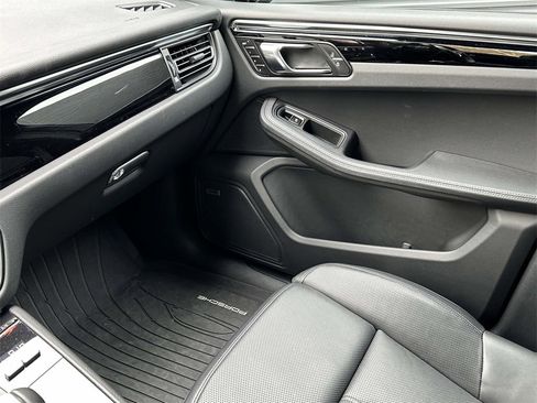 Used 2025 Porsche Macan image 29