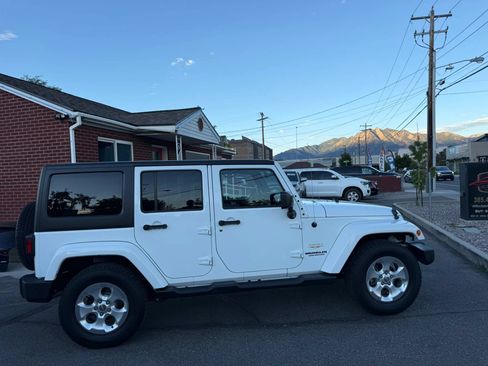 Used 2015 Jeep Wrangler Unlimited Sahara w/ Connectivity Group AWD/4WD image 4