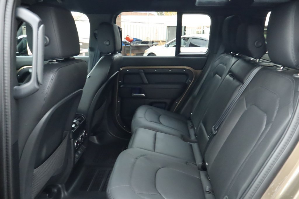 Used 2025 Land Rover Defender 110 X-Dynamic SE AWD/4WD image 34