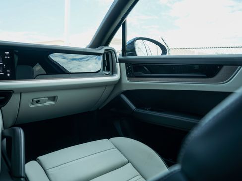 Certified 2025 Porsche Cayenne E-Hybrid image 27