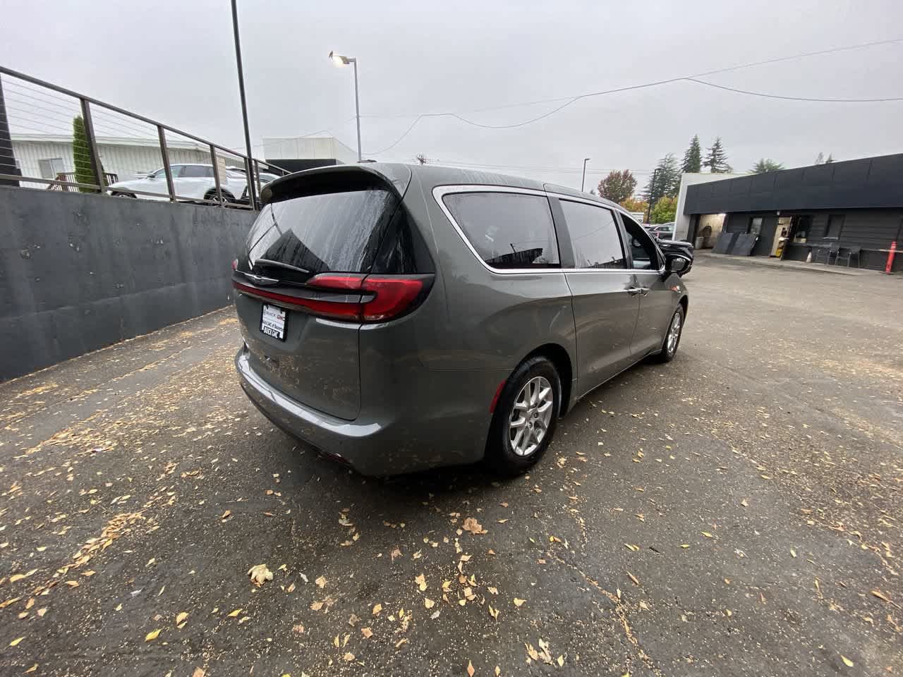 Used 2025 Chrysler Pacifica Select FWD image 6