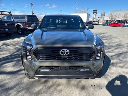 Used 2024 Toyota Tacoma TRD Off-Road image 11