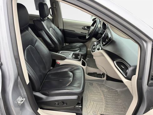 Used 2020 Chrysler Pacifica Touring-L Plus w/ Tire & Wheel Group image 25