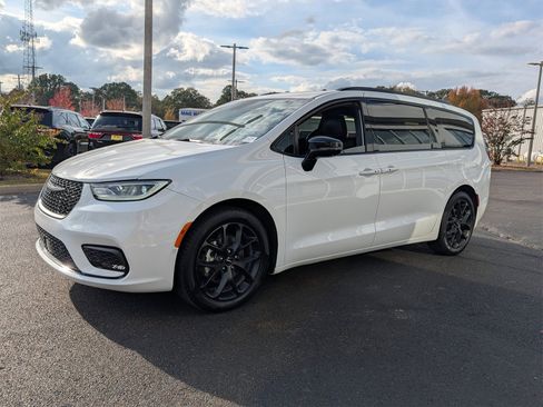 Used 2024 Chrysler Pacifica Touring-L w/ S Appearance Package image 7