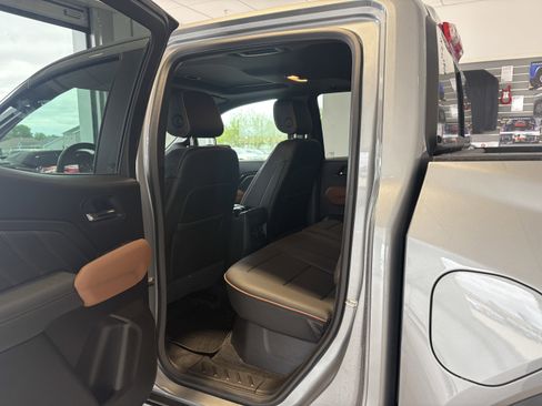 Used 2025 GMC Canyon AT4 w/ Technology Plus Package AWD/4WD image 20