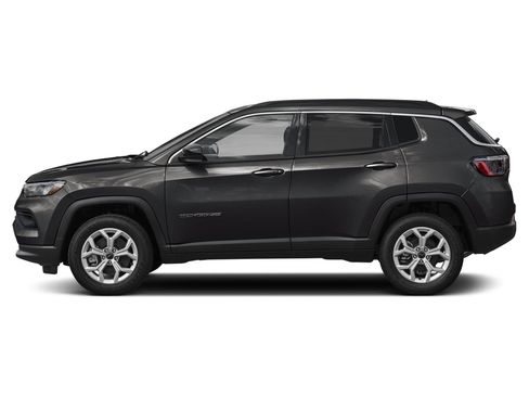 Used 2025 Jeep Compass Latitude w/ Sun & Sound Group AWD/4WD image 3