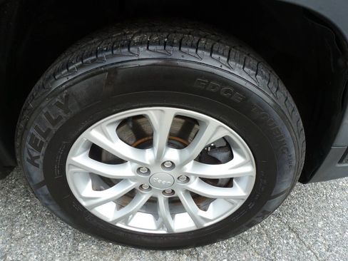 Used 2019 Jeep Cherokee Latitude w/ Cold Weather Group AWD/4WD image 19