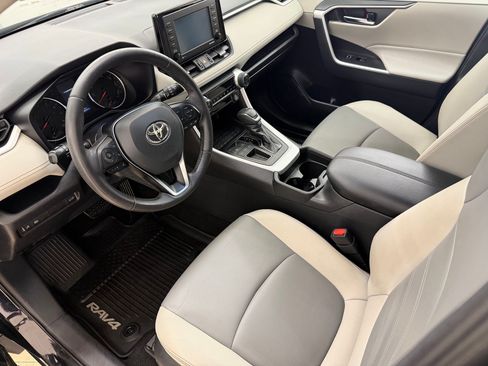 Used 2021 Toyota RAV4 XLE Premium FWD image 4