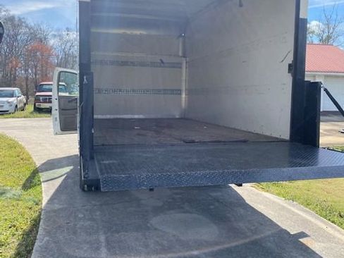 Used 2018 Chevrolet Express 3500 w/ Driver Convenience Package image 8