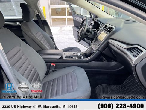 Used 2017 Ford Fusion SE w/ Fusion SE Technology Package image 25