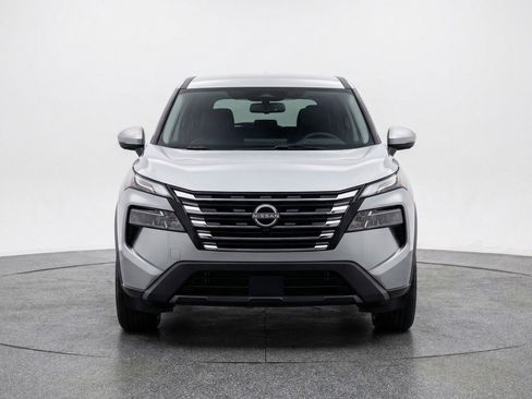 Used 2025 Nissan Rogue SV image 2