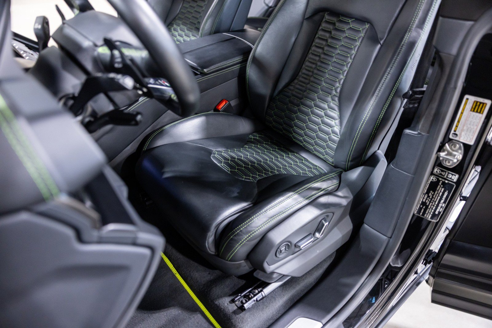 Used 2022 Lamborghini Urus AWD/4WD image 39