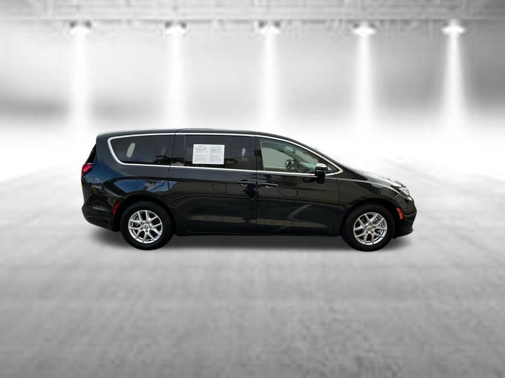 Used 2023 Chrysler Pacifica Touring-L FWD image 9