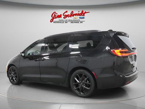 Used 2025 Chrysler Pacifica Limited FWD image 4