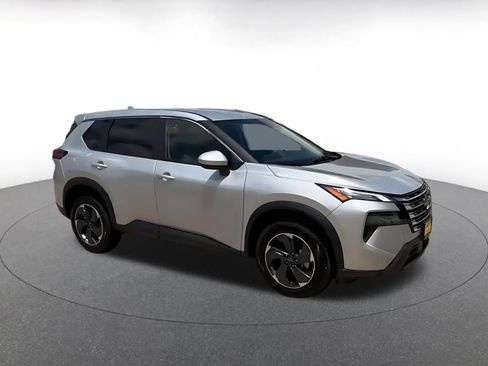 Used 2025 Nissan Rogue SV FWD image 2