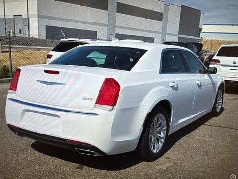 Used 2018 Chrysler 300 Touring L RWD image 3