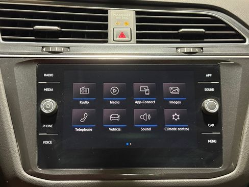 Used 2018 Volkswagen Tiguan SE AWD/4WD image 16