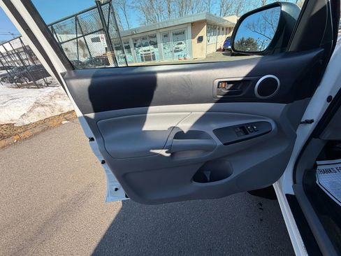 Used 2014 Toyota Tacoma 4x4 Access Cab V6 w/ TRD Sport Package image 11