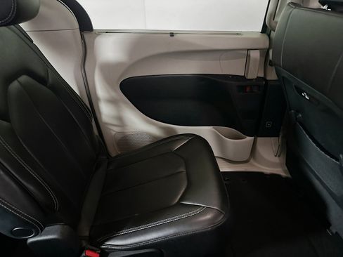 Used 2023 Chrysler Pacifica Touring-L image 31