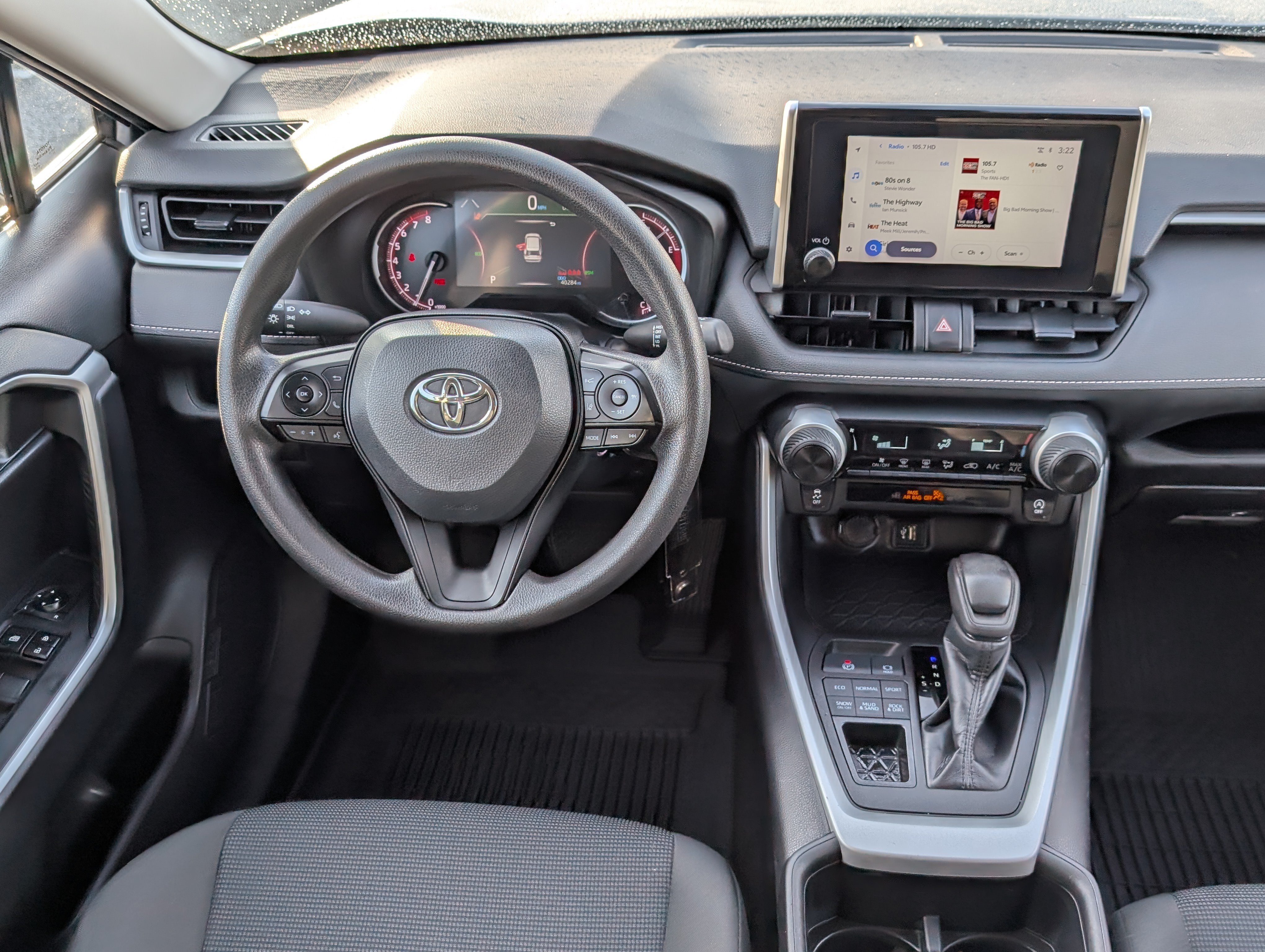 Used 2024 Toyota RAV4 LE AWD/4WD image 15