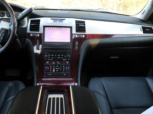 Used 2014 Cadillac Escalade ESV Premium image 18