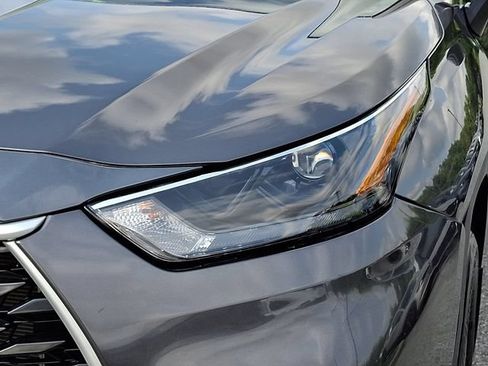 Used 2023 Toyota Highlander LE AWD/4WD image 9